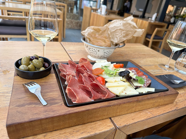 Cheese Bar plata s pršutom, sirom, maslinama i bijelim vinom